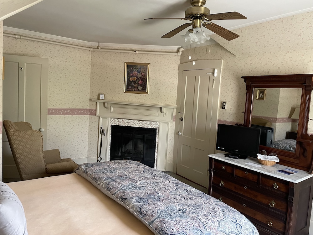 Deluxe Room, 1 Queen Bed, Fireplace, Mountainside photo 1