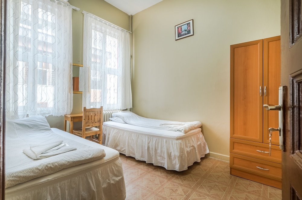 Standard Double or Twin Room, Shared Bathroom photo 1