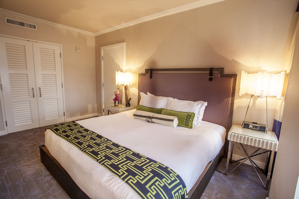 Suite, 1 King Bed - Photo 3