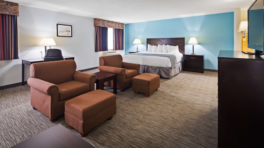 Suite, 1 King Bed, Non Smoking, Kitchenette (Dining Table;With Sofabed) - Photo 2