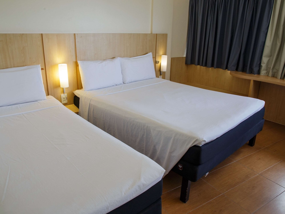 Standard Room, Multiple Beds - Photo 1