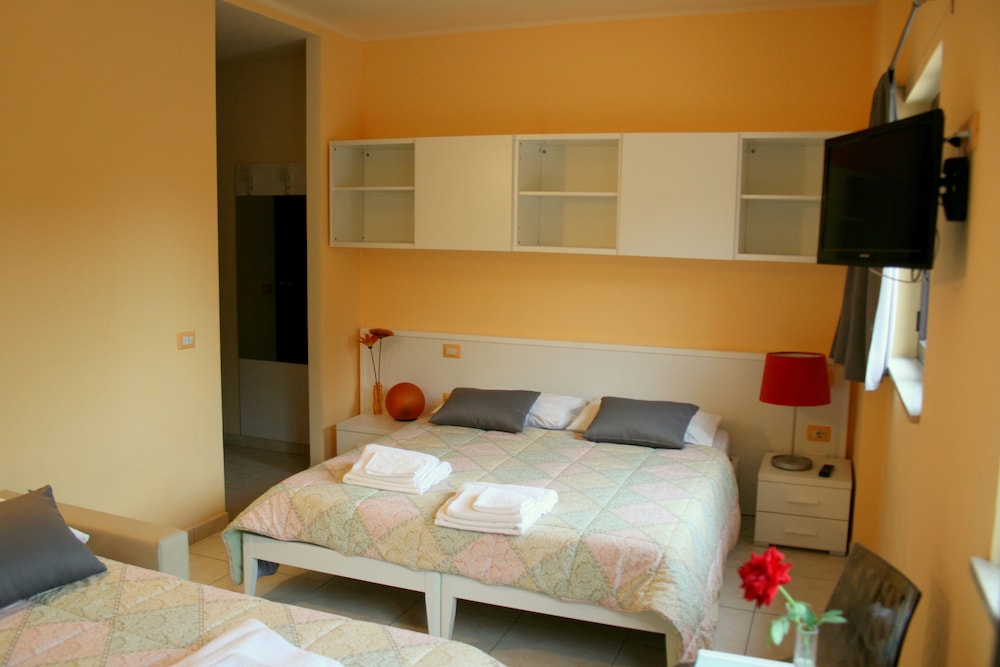 Family Room, Kitchenette, Garden View photo 2