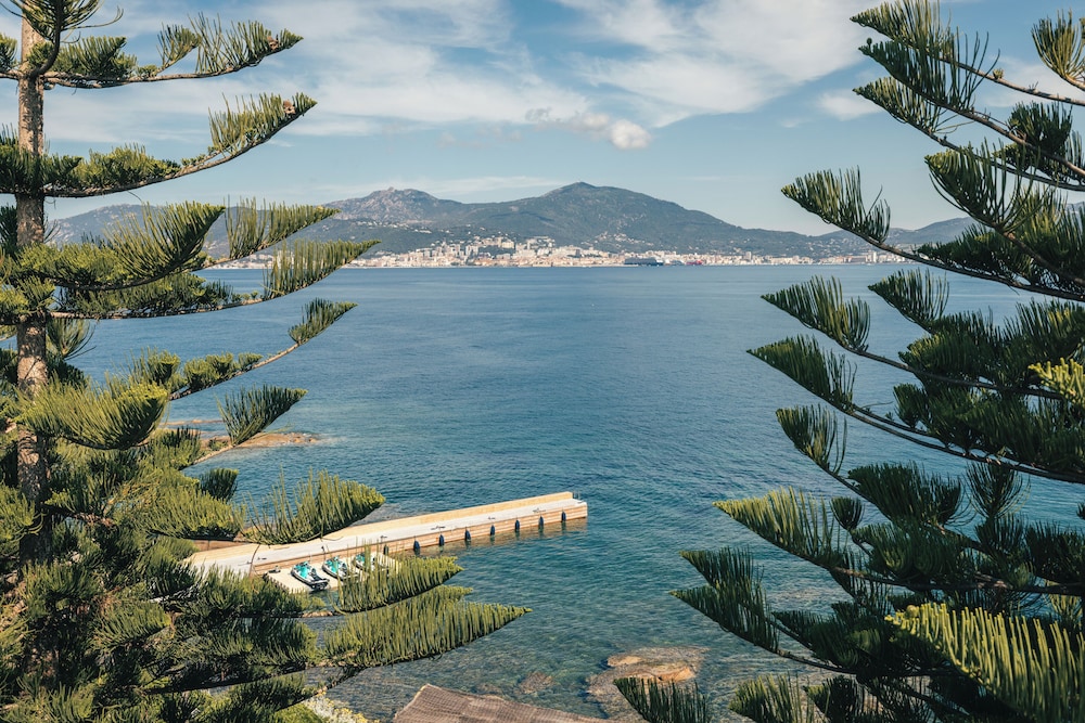 Chambre Supérieure vue mer , Balcon, 1 lit King ou 2 lits simples photo 2