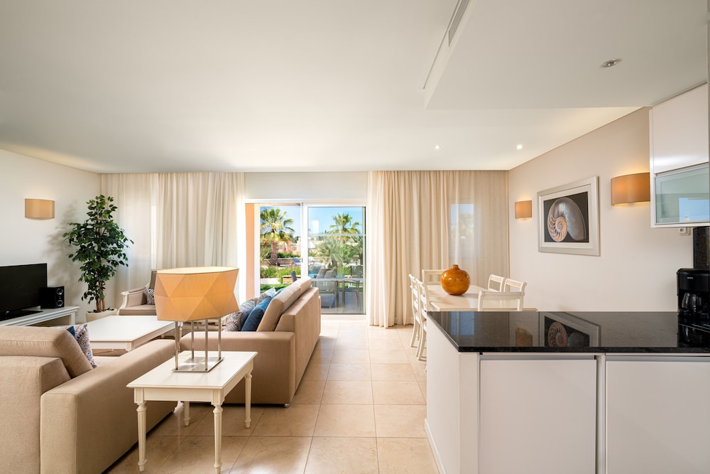 Luxury Townhome, 2 Bedrooms, Pool View - Photo 4