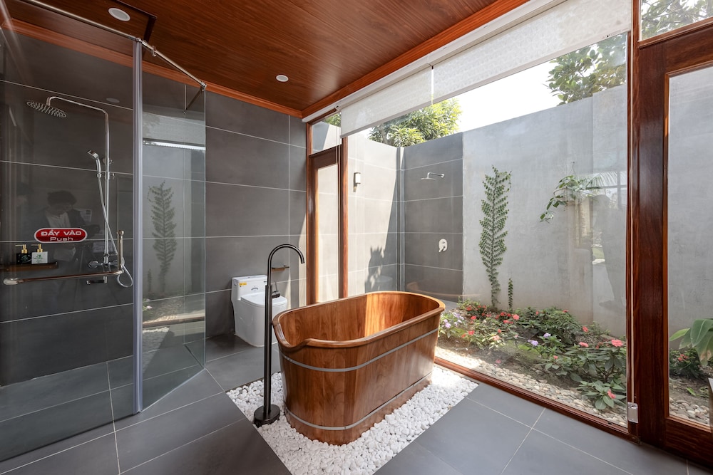 Deluxe Triple Room, Bathtub photo 3