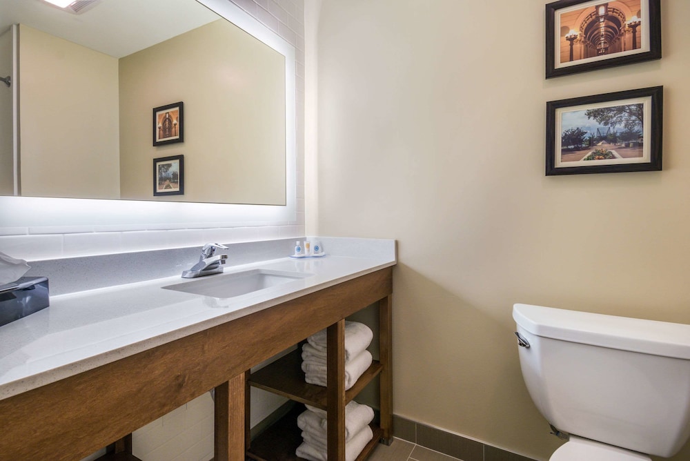 Room, 2 Queen Beds, Non Smoking (Ground Floor) - Photo 4
