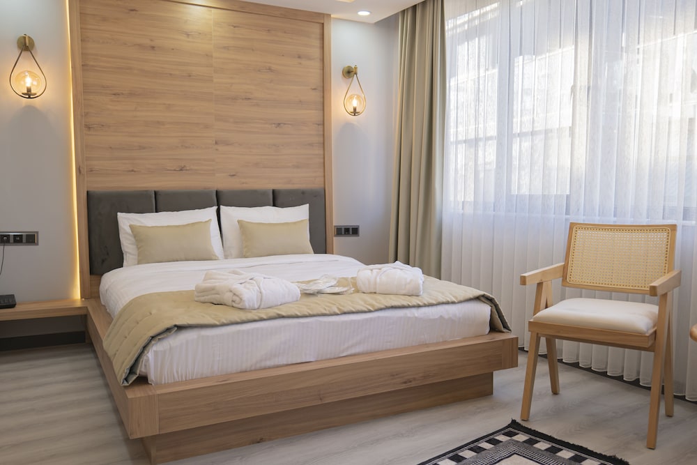 Deluxe Room, 1 King Bed photo 2