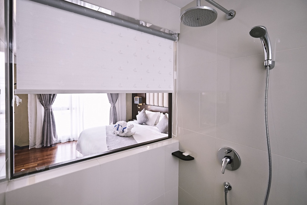 Executive Suite, 1 King Bed, City View photo 3