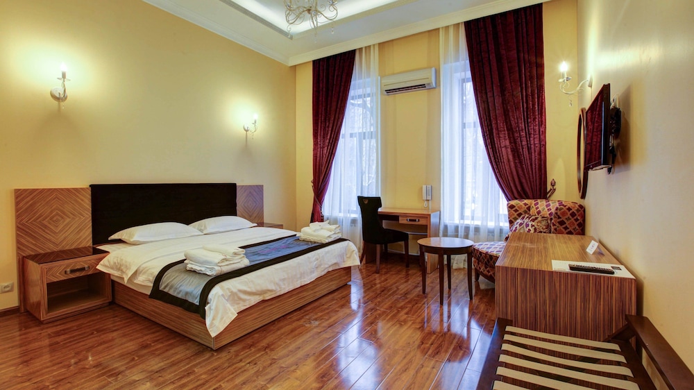 Comfort Double Room, 1 King Bed, Non Smoking, Bathtub