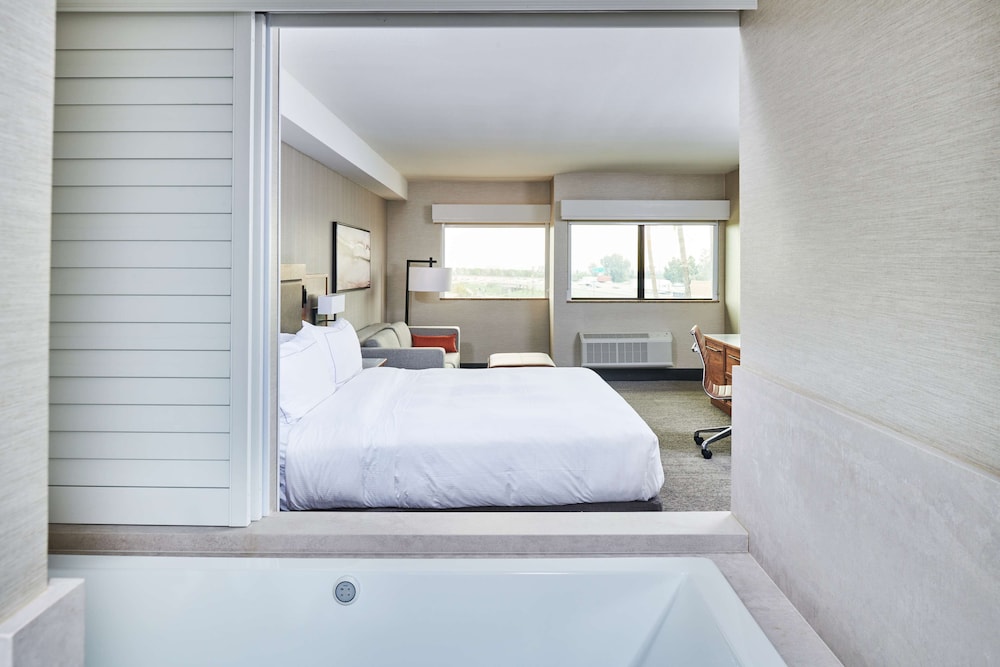 Suite, 1 Bedroom, Jetted Tub - Photo 4