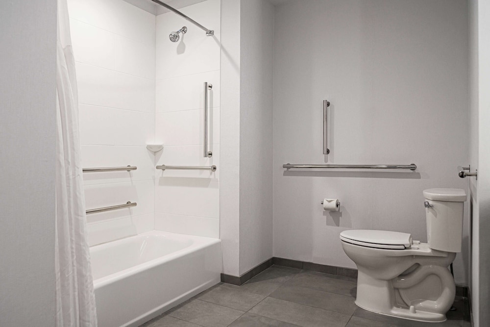 Room, 2 Queen Beds, Accessible, Bathtub (Mobility & Hearing)