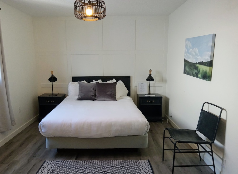 Standard Room, 1 Queen Bed, Non Smoking, Private Bathroom