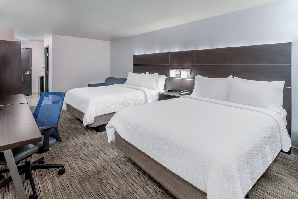 Suite, 2 Queen Beds, Accessible Bathtub, Non Smoking (Communications, Accessible Tub) photo 3