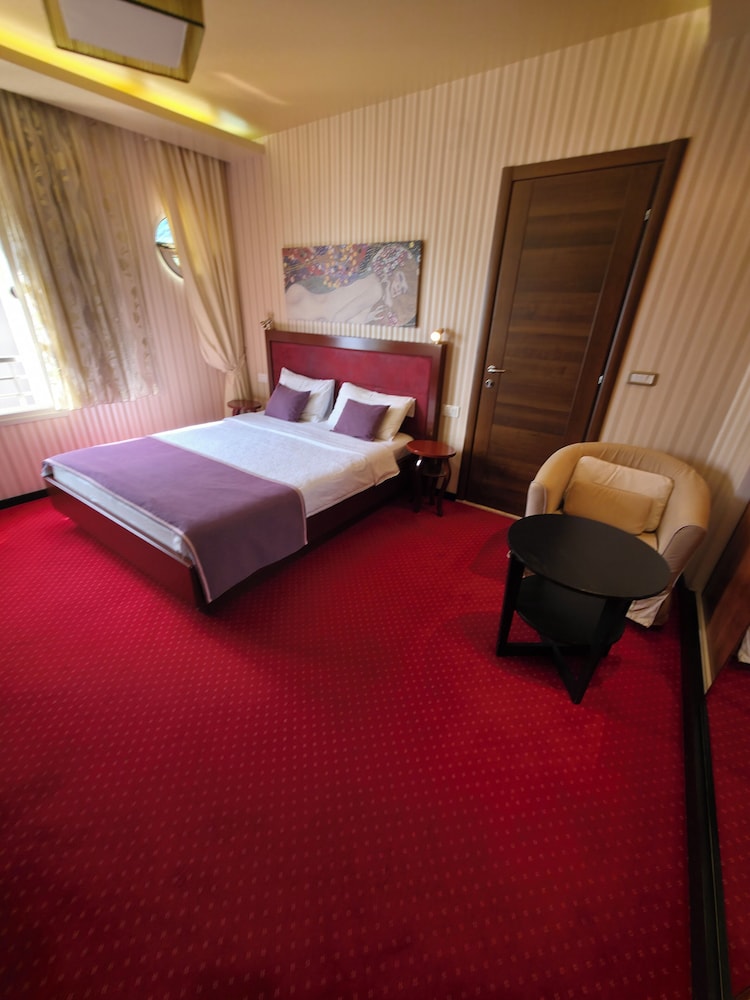 Deluxe Studio, 1 King Bed, Balcony, Partial Sea View