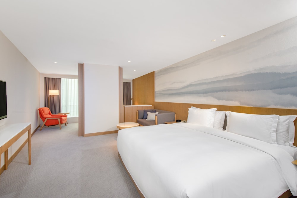 Standard Room, Smoking, Business Lounge Access (Minibar)