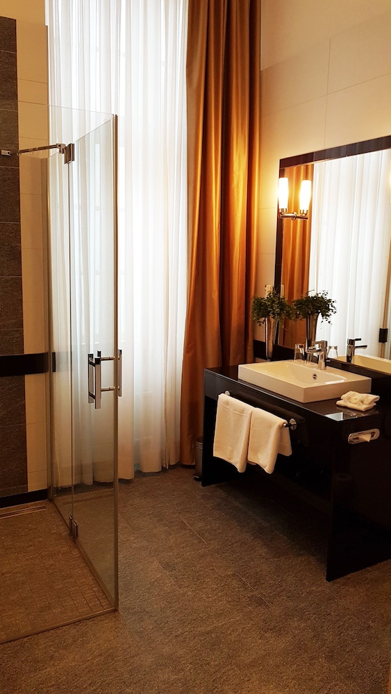 Deluxe Room, 1 Double Bed (Larger Room) thumbnail 6