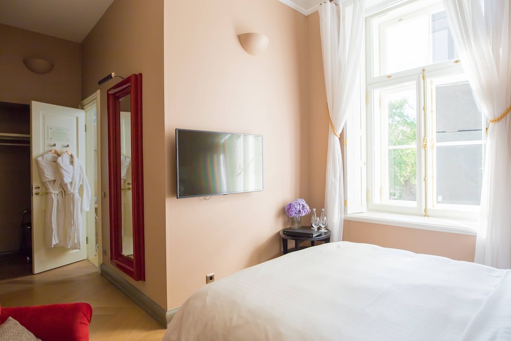 Comfort Room, 1 Queen Bed (Courtyard View) - Photo 1