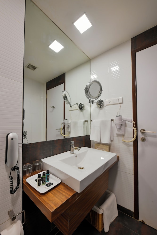 Premium Double Room, 1 King Bed - Photo 7