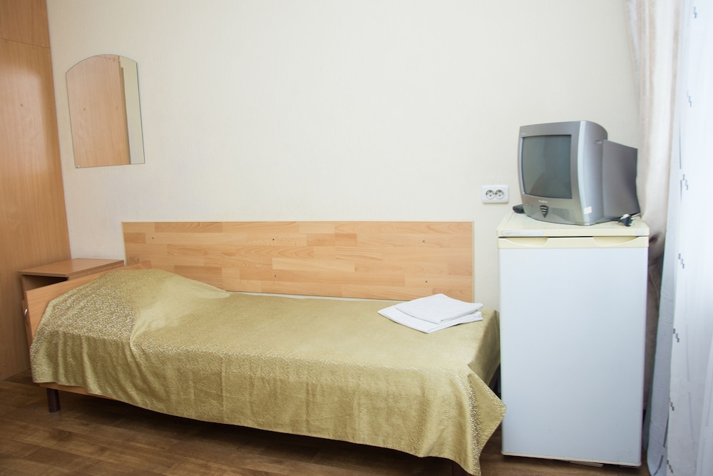 Economy Triple Room photo 2