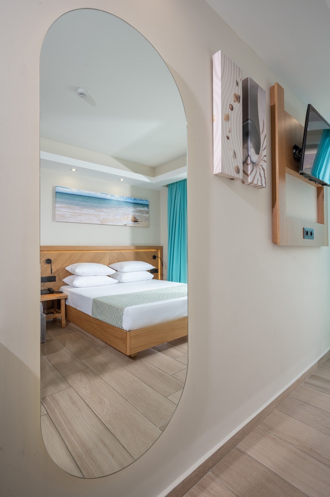 Superior Room, Sea View - Photo 5