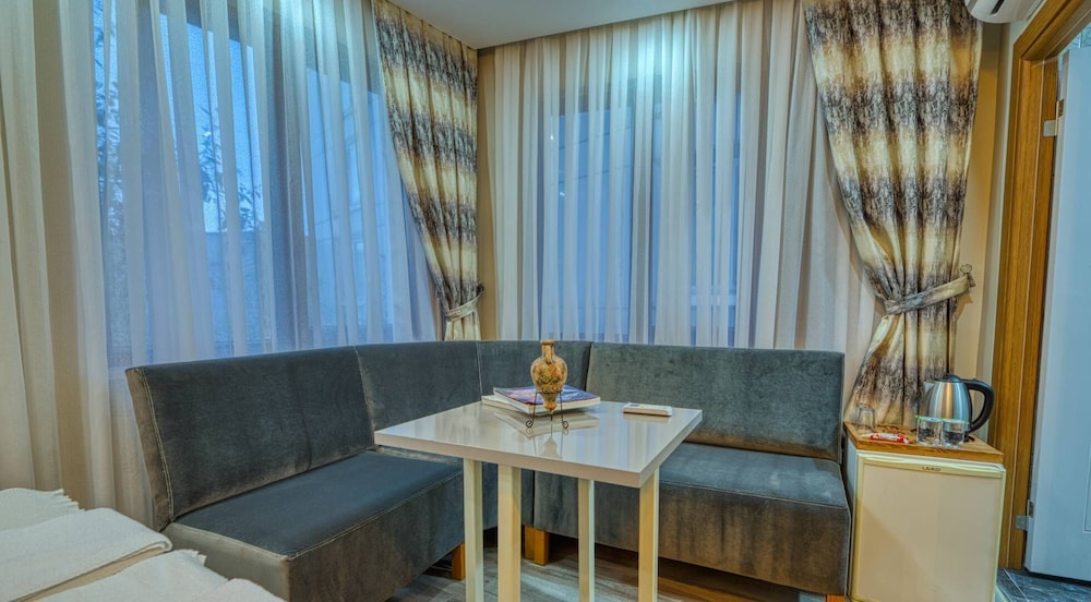 Family Room, Smoking photo 3