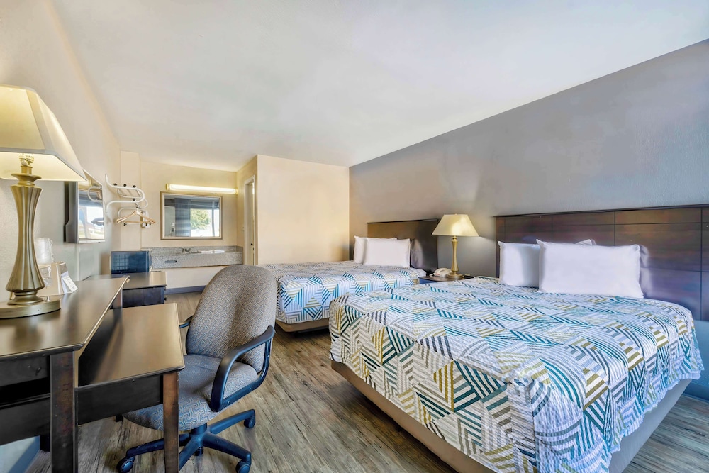 Standard Room, 2 Queen Beds, Non Smoking, Refrigerator & Microwave photo 3