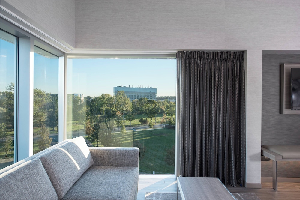 Room, 1 King Bed, Courtyard View (Hearing Accessible)