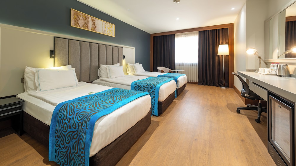 Economy Triple Room photo 3
