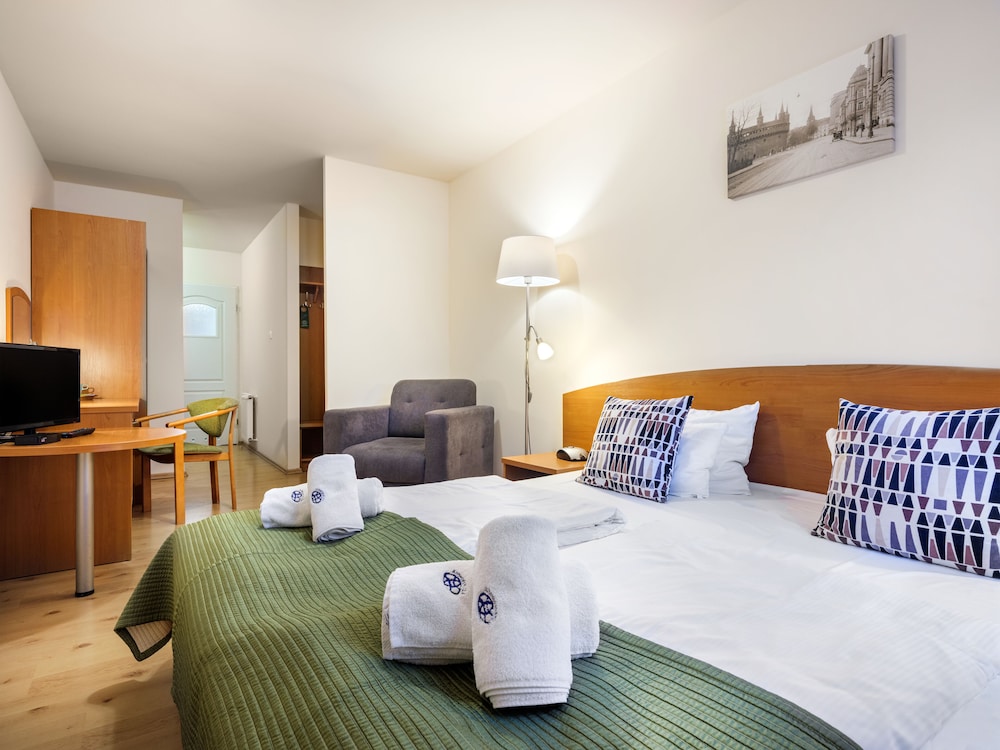 Deluxe Room, 1 Queen Bed photo 1