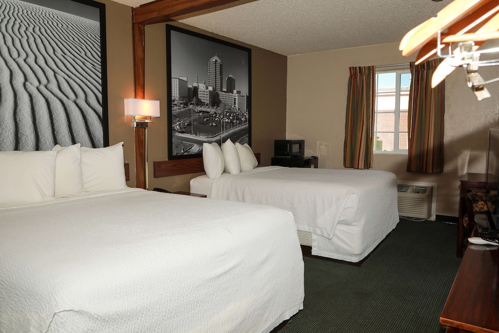 Standard Room, 2 Queen Beds, Smoking - Photo 1