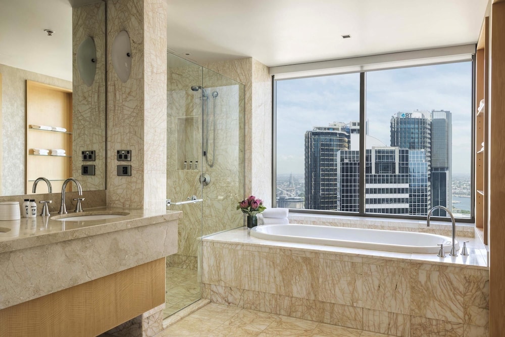 Jamison Club Executive Suite, Business Lounge Access (High Floor, Partial Water View) thumbnail 6