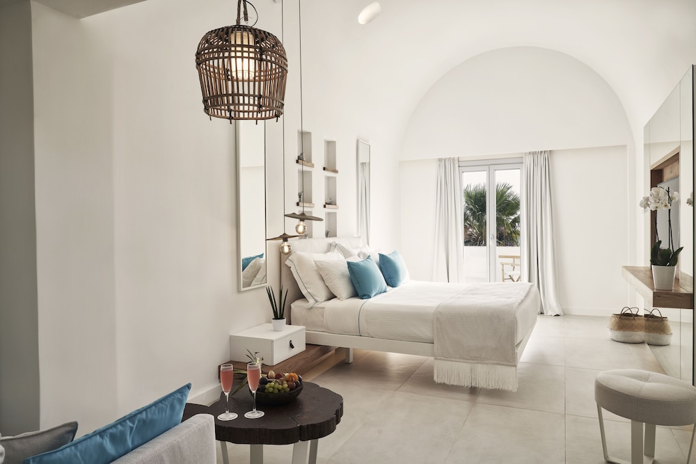 Suite, 1 Queen Bed, Garden View (Luxury Suite with Private Pool) photo 2