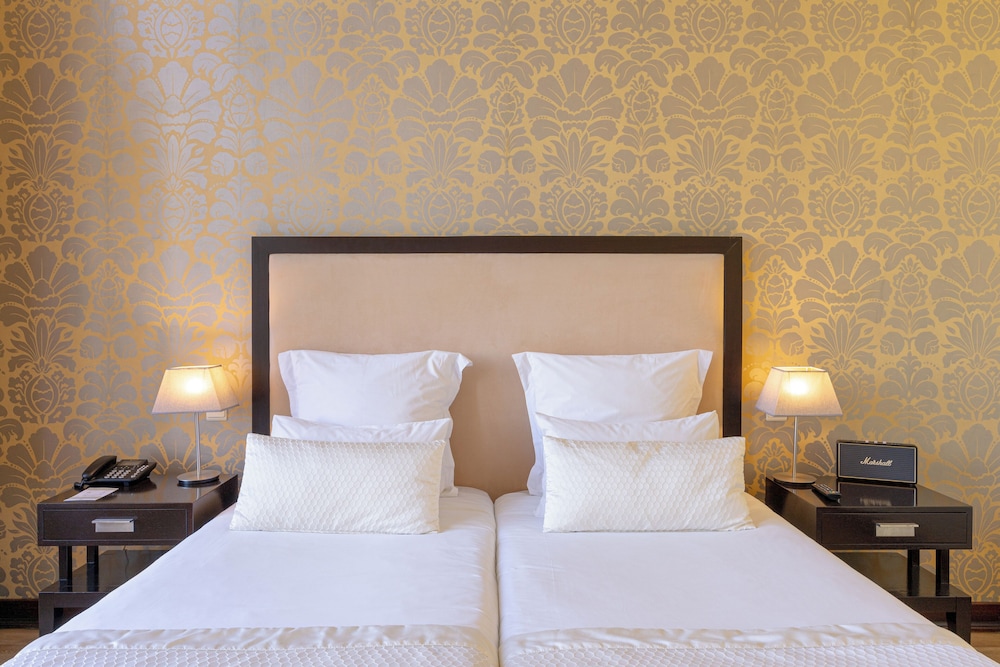 Premium Twin Room - Photo 3
