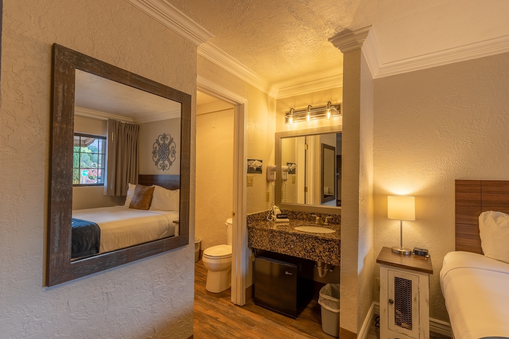 Standard Room, 1 Queen Bed photo 2
