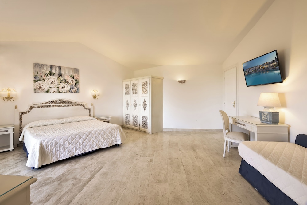 Junior Double or Twin Room photo 3