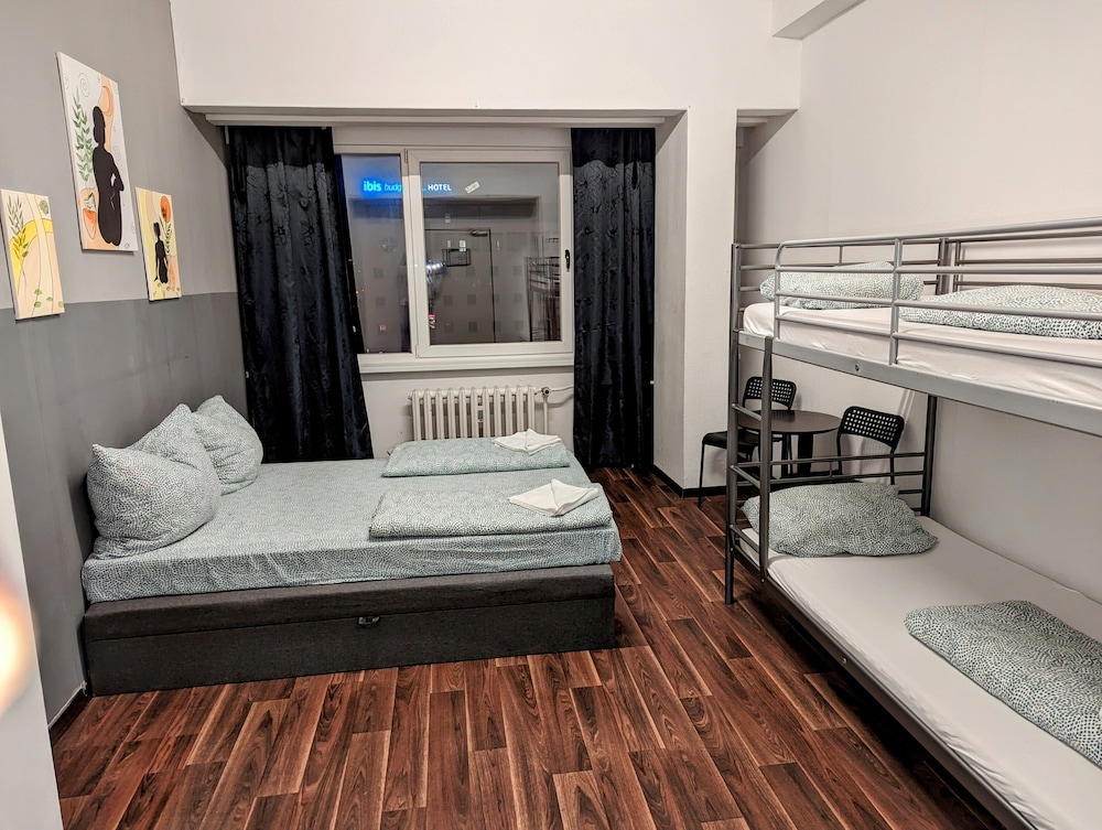 Room, Non Smoking, Garden View (8 Beds) photo 3