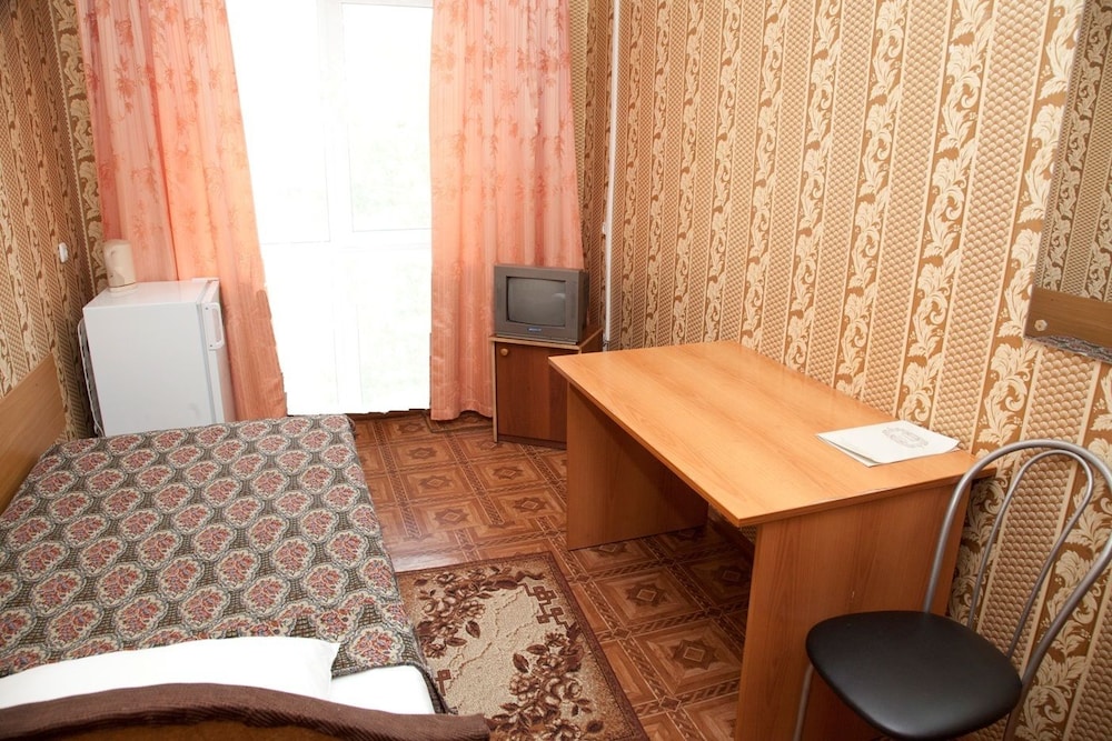 Economy Twin Room, Shared Bathroom (with sink) photo 2
