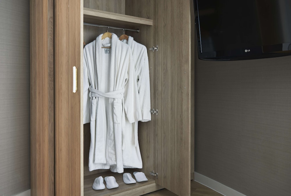 Deluxe Room, 1 King Bed (Water View) thumbnail 6