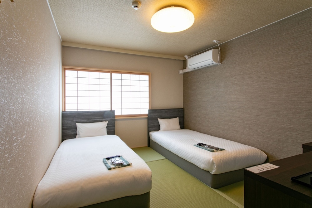 Japanese and Western twin room, 2 single beds photo 1