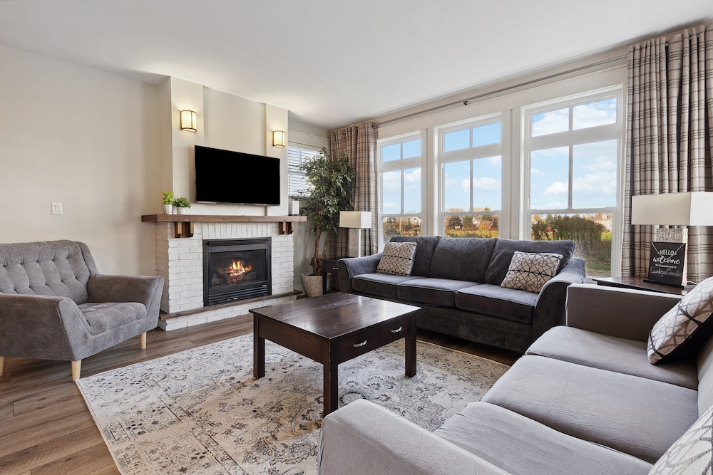 Executive Condo, 2 Bedrooms (129 Rivergrass - Pet Friendly)