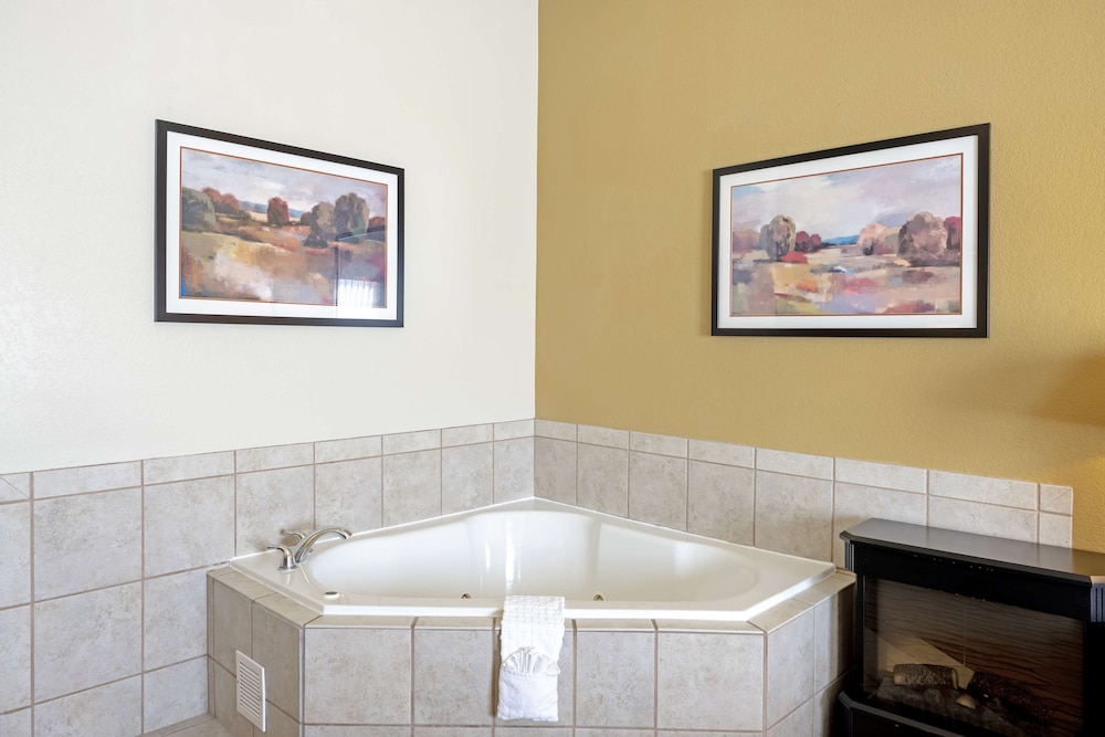 Suite, 1 King Bed, Accessible, Jetted Tub photo 1