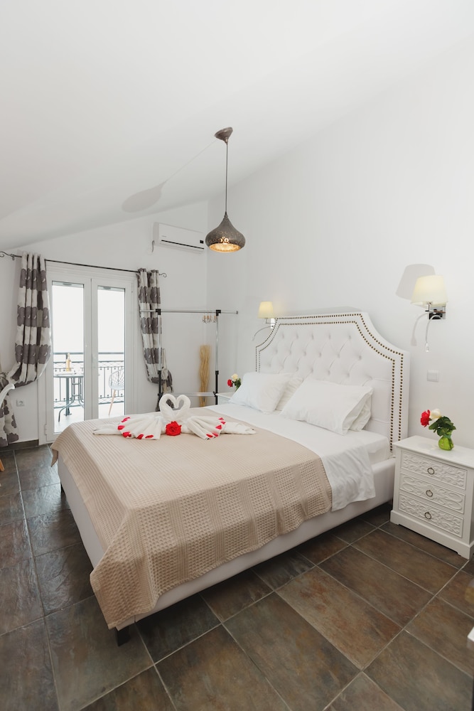 Junior Studio Suite, 1 King Bed, Beach View, Oceanfront photo 3