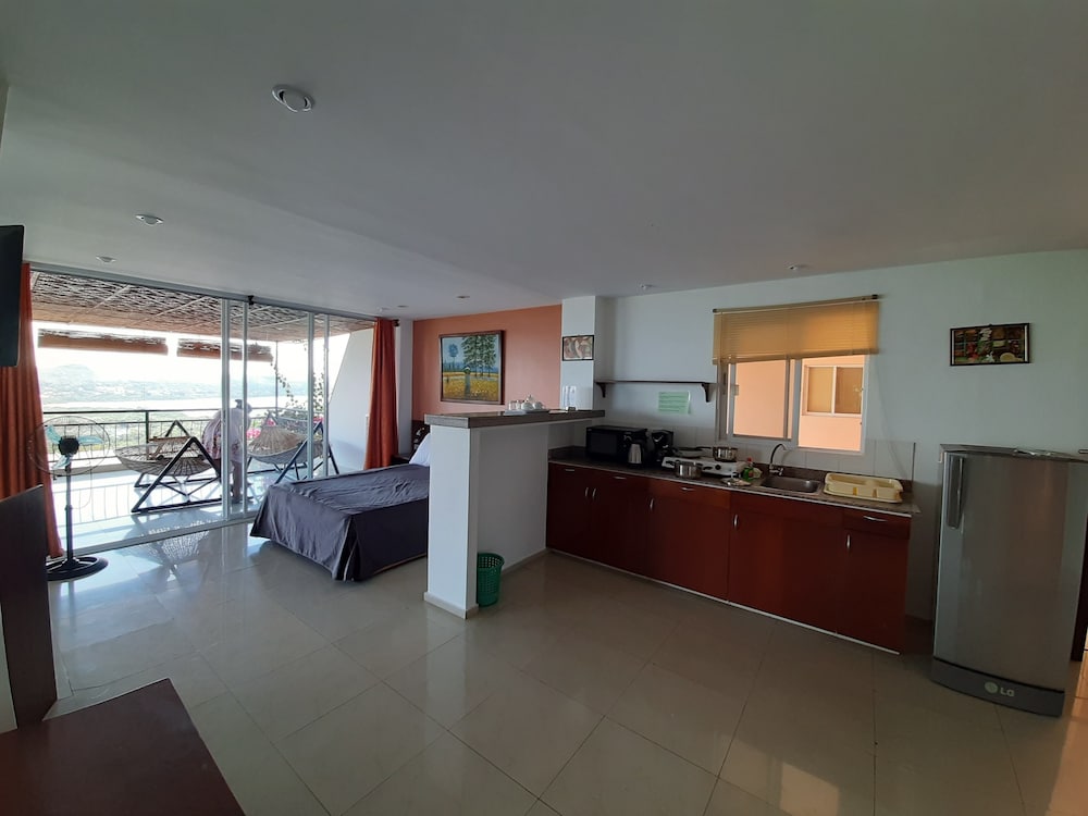 Deluxe Suite, 1 Bedroom, Kitchenette, Sea View photo 2