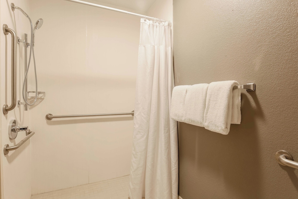 Room, 2 Queen Beds (Hearing Accessible) - Photo 5