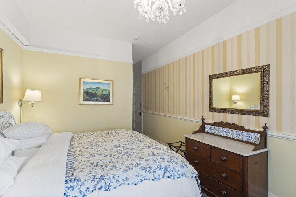 Room, 1 King Bed, Private Bathroom - Photo 3