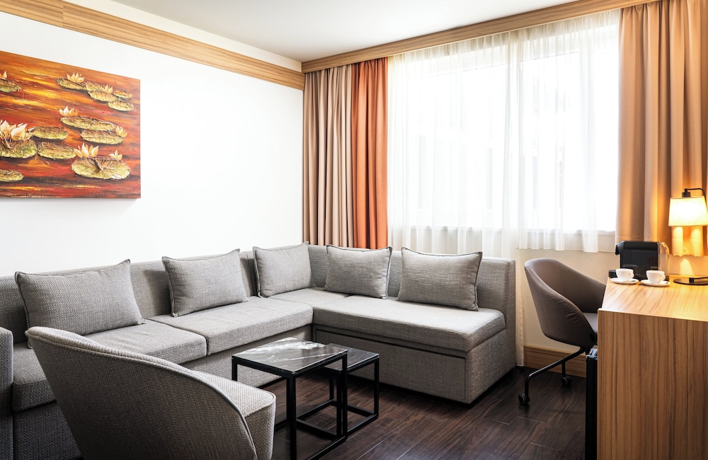 Suite, 1 Queen Bed with Sofa bed