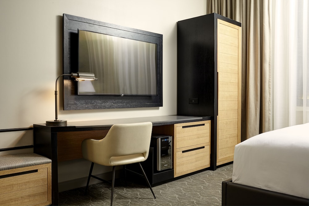 Classic Room, 1 King Bed photo 2