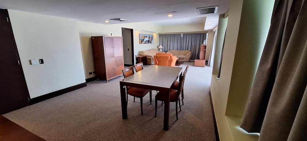 Luxury Studio Suite, 1 Queen Bed, Ocean View, Beachfront photo 3