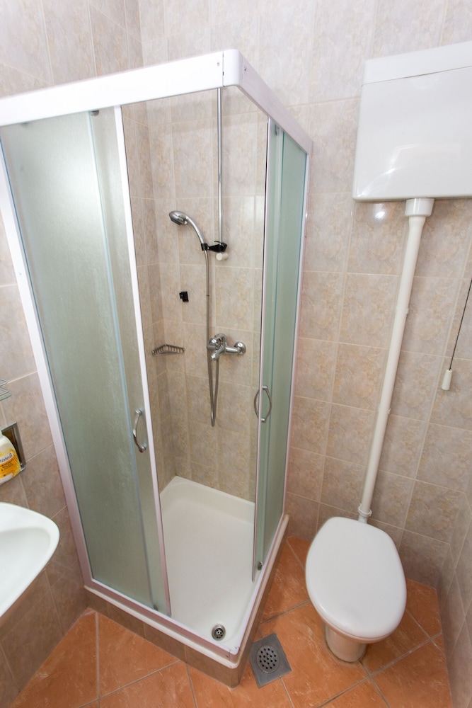 Standard Triple Room, Private Bathroom - Photo 5