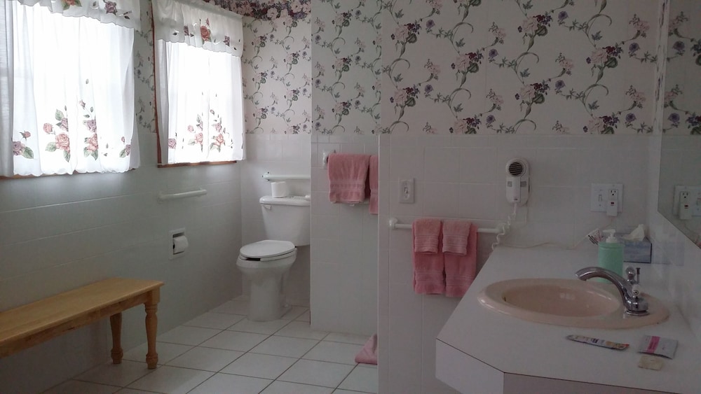 Standard Suite, 1 King Bed, Accessible, Hot Tub (Gretel's Garden) photo 2